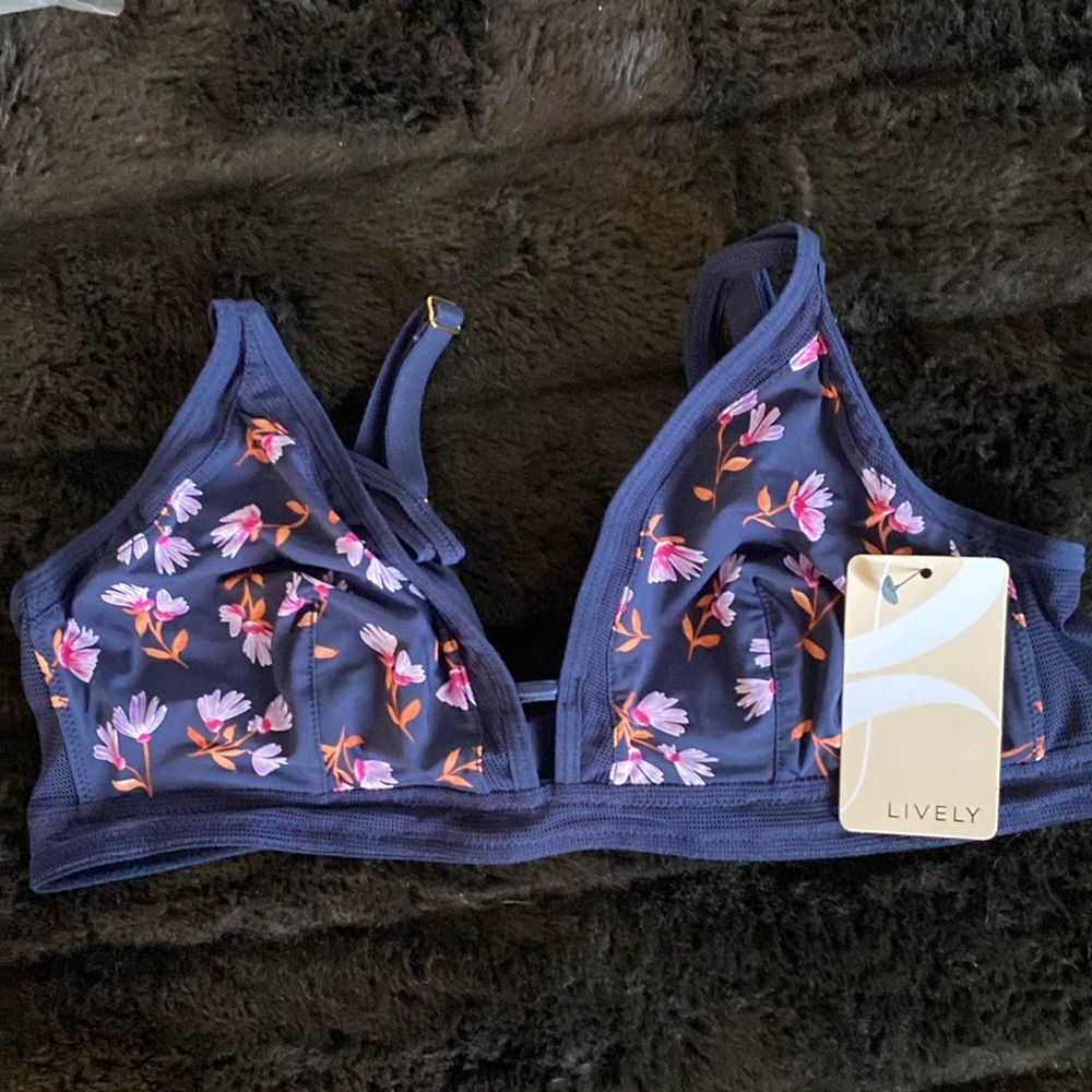 NWT lively navy daisy wireless bra. Size medium